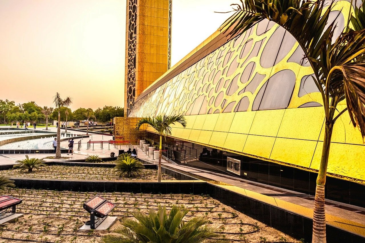dubai frame inside (2)